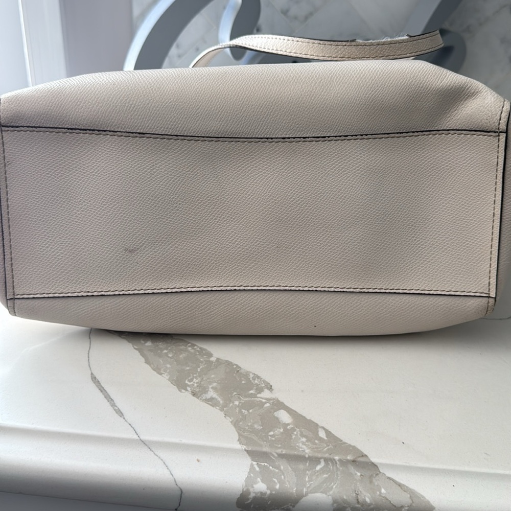 (S O L D) COACH CREAM TURNLOCK TOTE IN CROSSGRAIN LEATHER - Picture 9 of 11